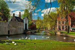 Bruges Day Trip from Brussels - The guided walk from Minnewater to the Markt: where your time actually goes