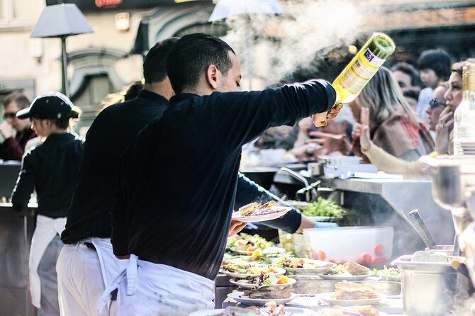 Brussels All In Tour : Belgian food, chocolate, beer, sightseeing - Manneken Pis in 5 Minutes: Why a Tiny Statue Gets Big Attention