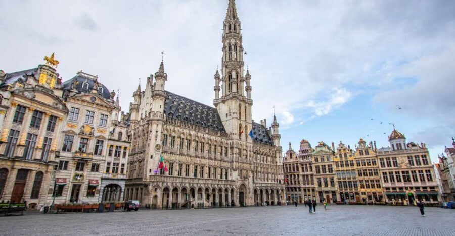 Brussels: Express Walk with a Local in 60 minutes - Small group pacing: why 8 people makes a difference