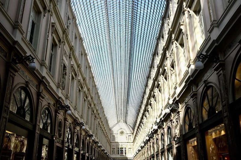 Brussels Highlights: Walking & Bus Tour with Waffle Tasting - Getting Oriented: Meeting at the Tourist Info Centre and First Walk