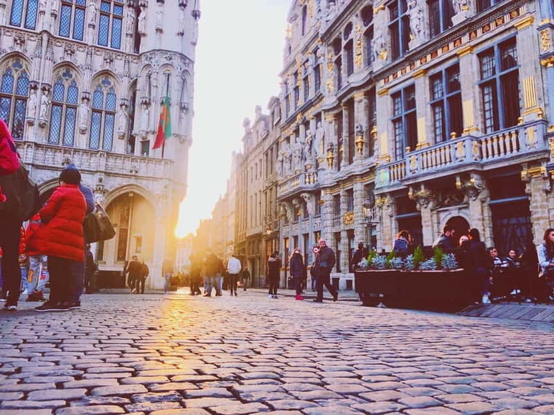 Brussels Highlights: Walking & Bus Tour with Waffle Tasting - Grand Place to Manneken Pis: Photo Stops That Set the Tone