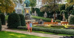 Brussels: Private Tour w/ Locals – Highlights & Hidden Gems - The 3-hour core loop: Grand Place and Royal Palace with context