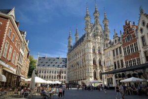 e-Scavenger hunt Leuven: Explore the city at your own pace - Grand Place glow: Leuven Town Hall