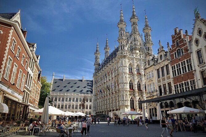 e-Scavenger hunt Leuven: Explore the city at your own pace - Grand Place glow: Leuven Town Hall