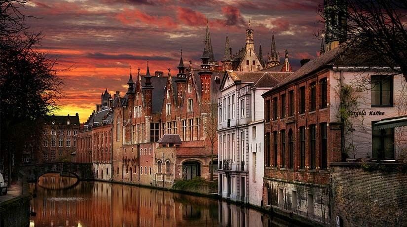 From Brussels: Bruges Day Trip with Boat Tour Option (ES) - Castle Square and Market Square: Where the City Shows Its Teeth